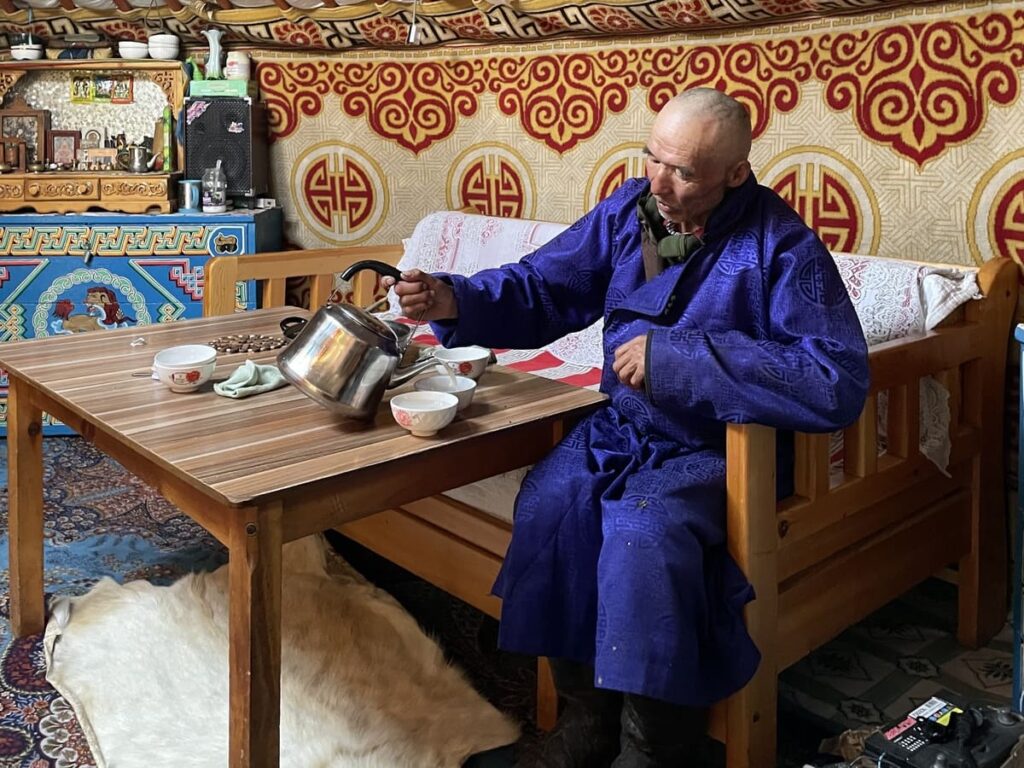 Char serving Mongolian milk tea